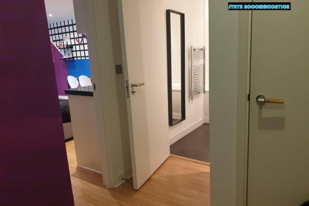 80S Retro 1Bed Studio Serviced Apartment Canary Wharf Perfect For Solo & Couple Travellers Londra Exterior foto