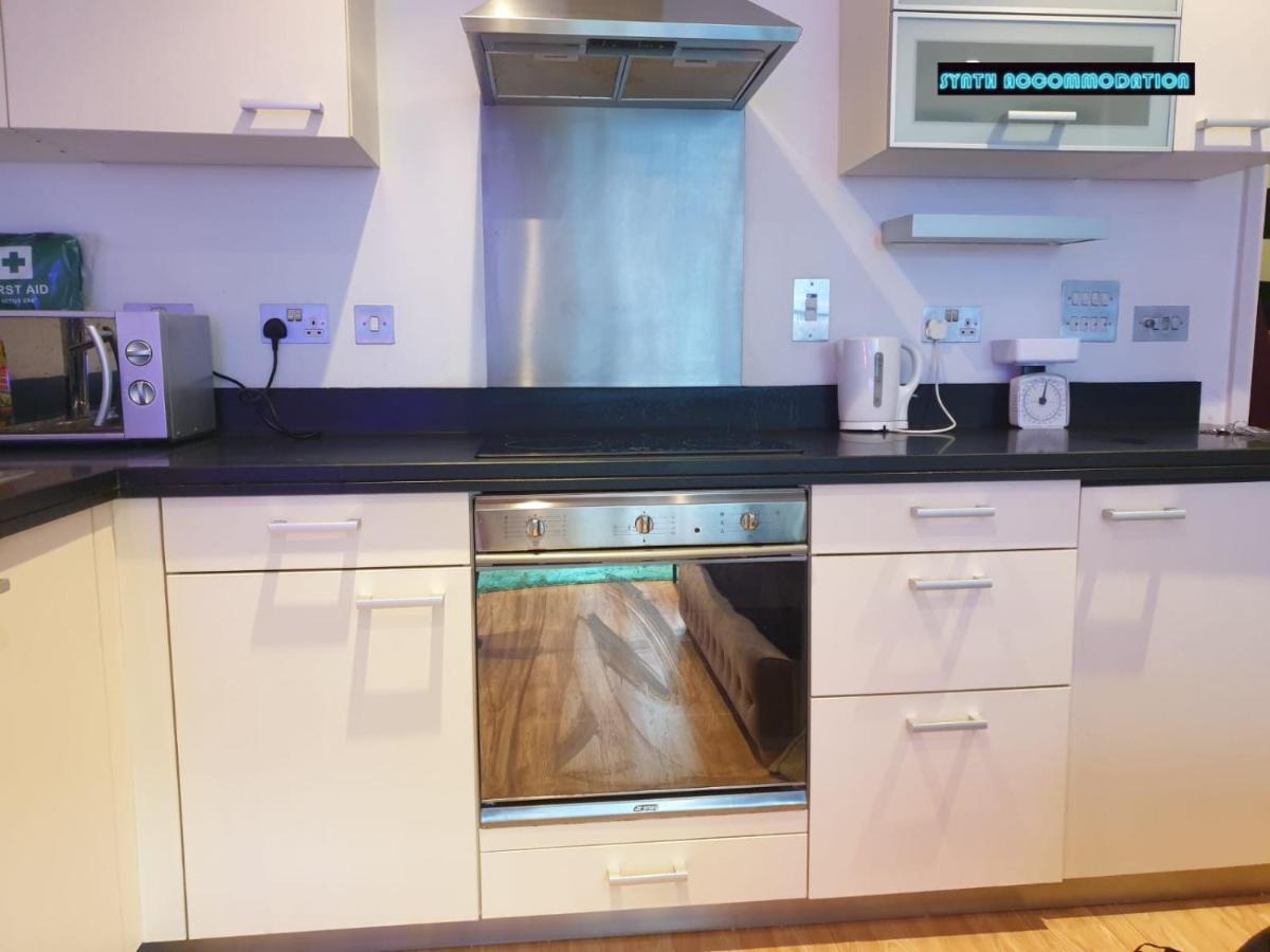 80S Retro 1Bed Studio Serviced Apartment Canary Wharf Perfect For Solo & Couple Travellers Londra Exterior foto