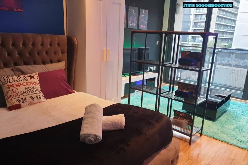 80S Retro 1Bed Studio Serviced Apartment Canary Wharf Perfect For Solo & Couple Travellers Londra Exterior foto
