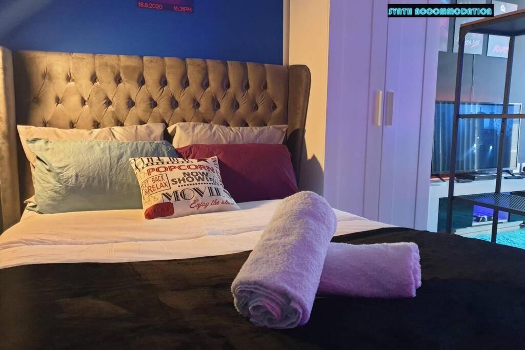 80S Retro 1Bed Studio Serviced Apartment Canary Wharf Perfect For Solo & Couple Travellers Londra Exterior foto