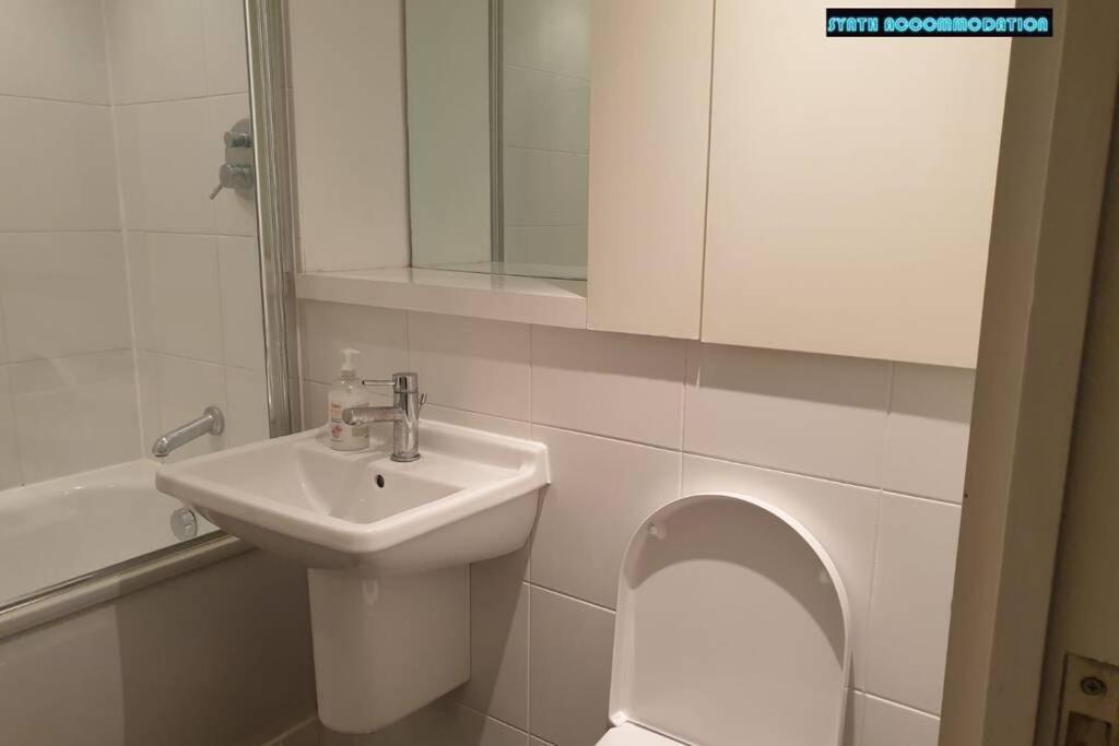 80S Retro 1Bed Studio Serviced Apartment Canary Wharf Perfect For Solo & Couple Travellers Londra Exterior foto
