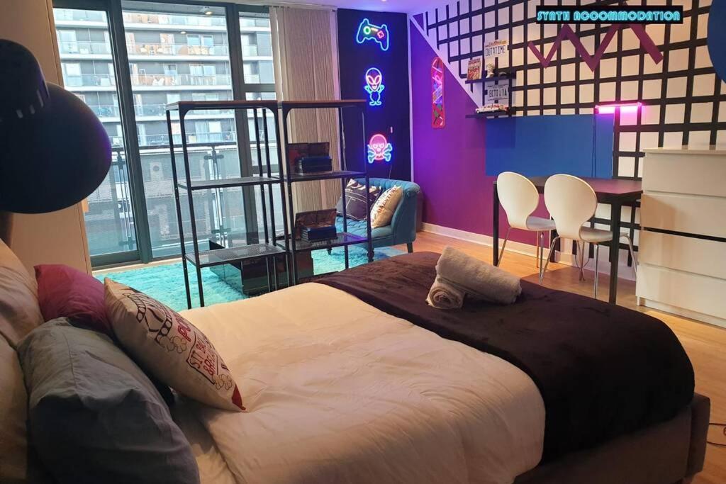 80S Retro 1Bed Studio Serviced Apartment Canary Wharf Perfect For Solo & Couple Travellers Londra Exterior foto