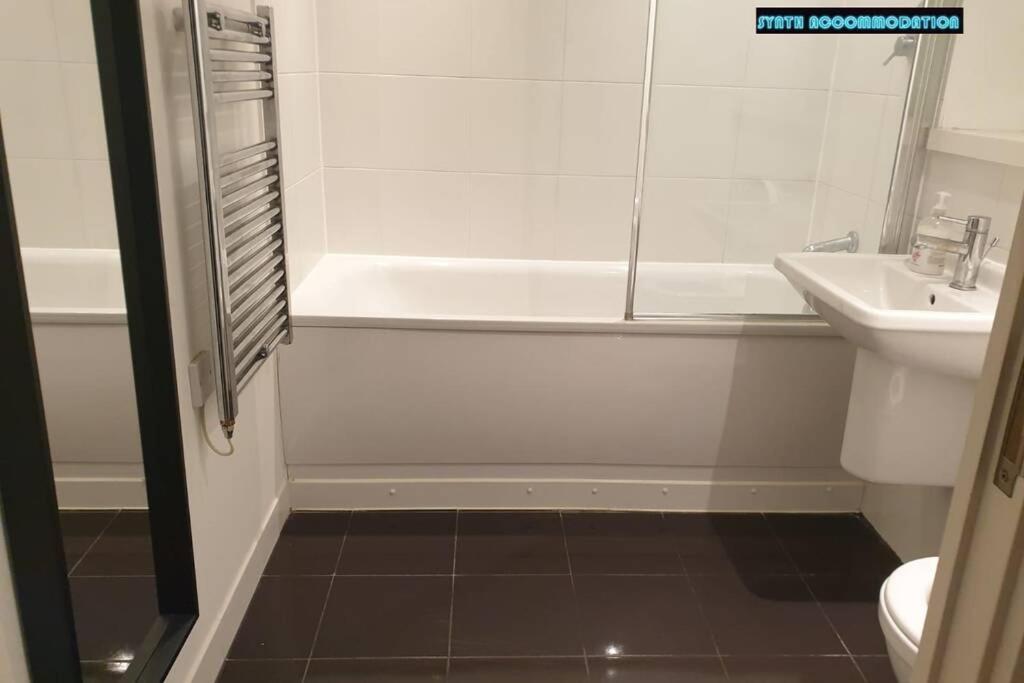80S Retro 1Bed Studio Serviced Apartment Canary Wharf Perfect For Solo & Couple Travellers Londra Exterior foto