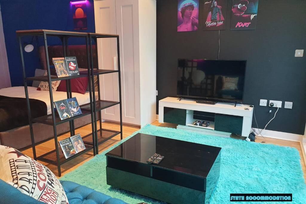 80S Retro 1Bed Studio Serviced Apartment Canary Wharf Perfect For Solo & Couple Travellers Londra Exterior foto